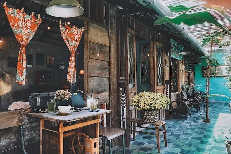 Từng món đồ nội thất tại Cư Xá Cafe đều mang đậm dấu ấn của thời kỳ bao cấp