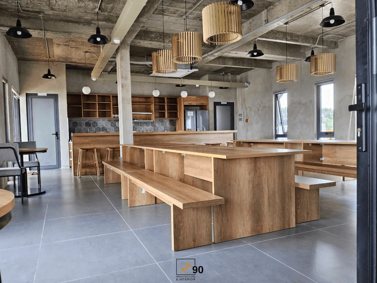 1-thiet-ke-thi-cong-noi-that-van-phong-he-thong-quan-cafe-americano-coffee-dep-hien-dai-tp-hcm-png Thiết kế hiện đại và tiện nghi với hệ thống ổ cắm điện dày đặc giúp tối ưu hóa hiệu suất làm việc