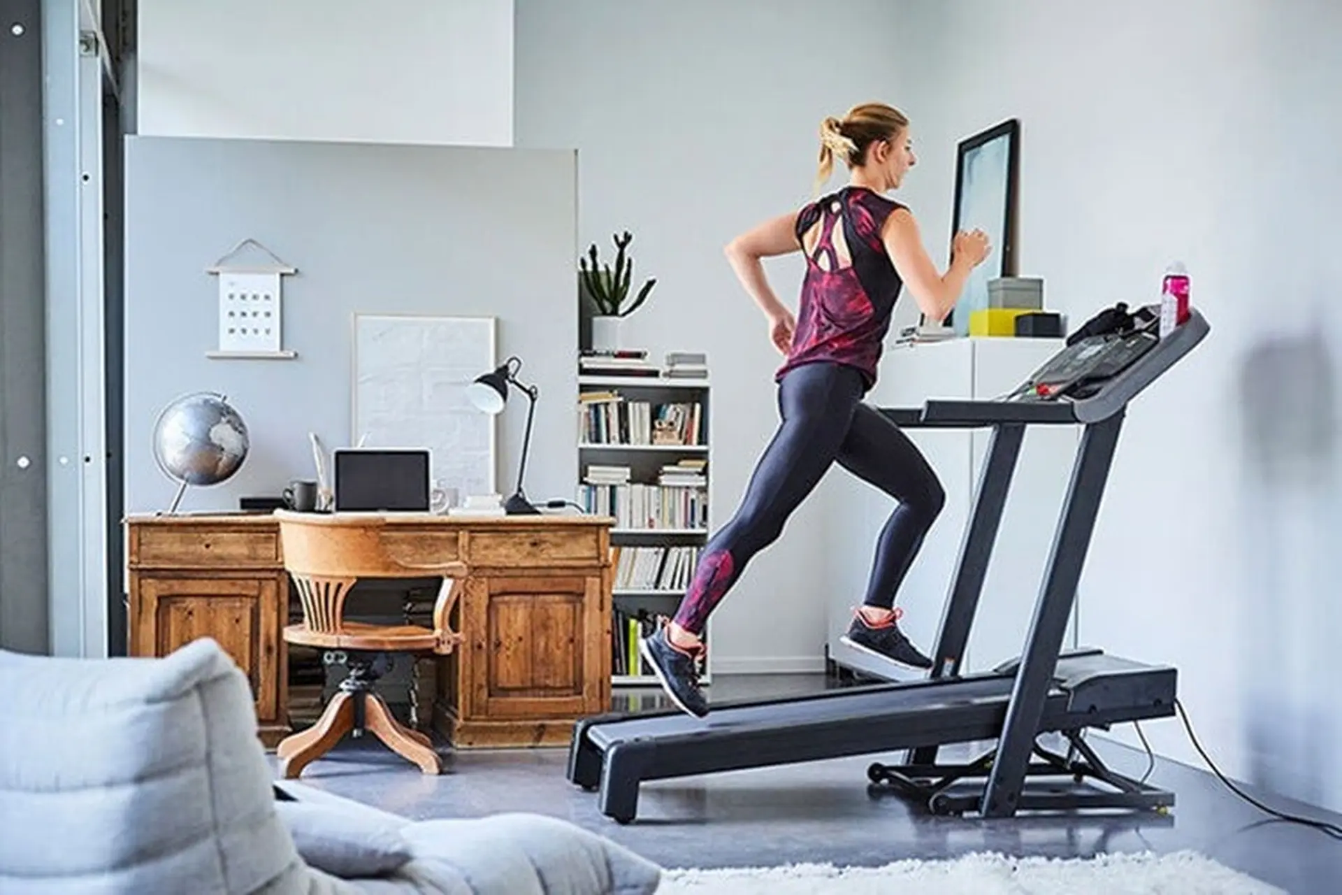 Máy chạy bộ tại nhà hỗ trợ nâng cao sức khỏe tim mạch cho mọi thế hệ trong gia đình