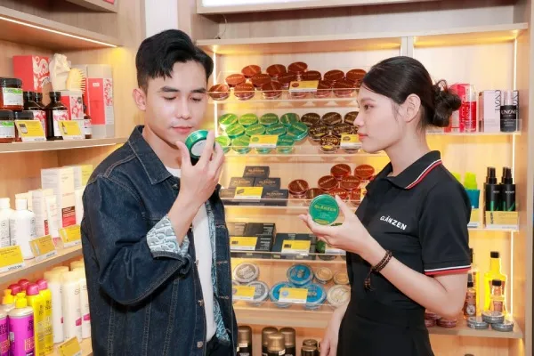 Khách hàng được tư vấn trực tiếp và trải nghiệm chất sáp tại cửa hàng