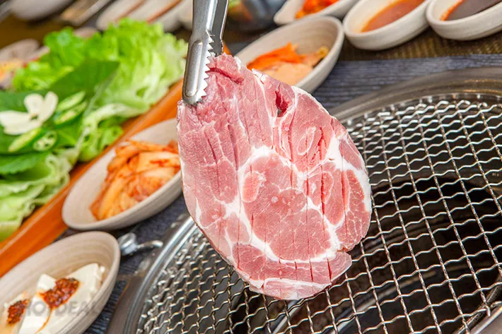 Thịt bò thượng hạng được nướng trên bếp than hồng rực