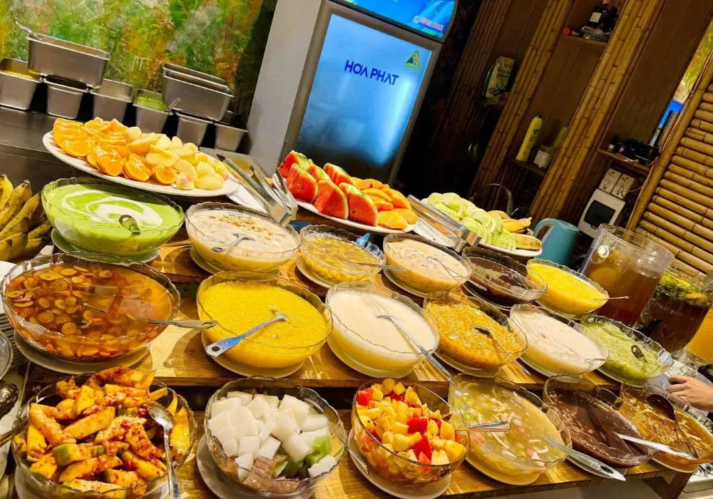 Sự phong phú của các món ăn tại quầy buffet luôn được làm đầy liên tục