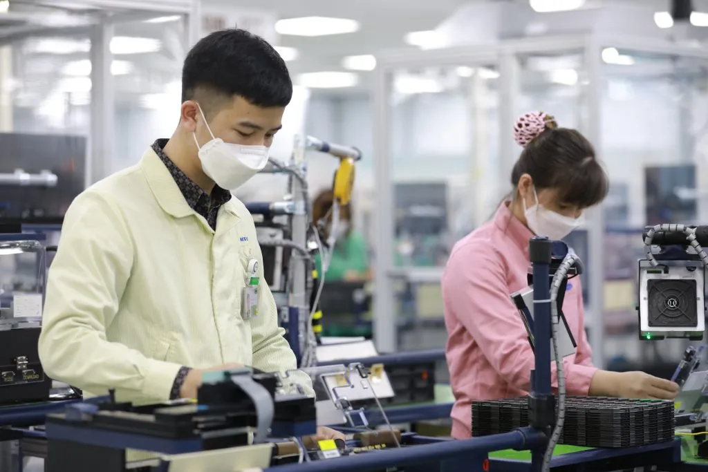 Kỹ thuật viên Samsung sử dụng thiết bị chuyên dụng để sửa chữa máy cho khách hàng