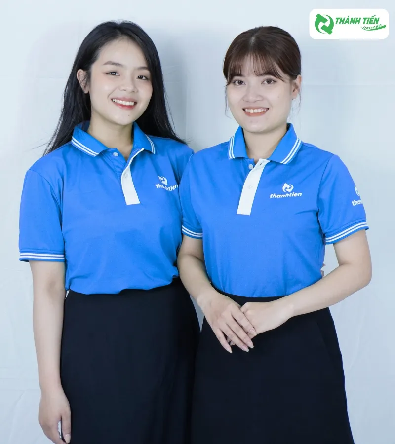 Khách hàng trực tiếp kiểm tra chất lượng vải trước khi đặt in
