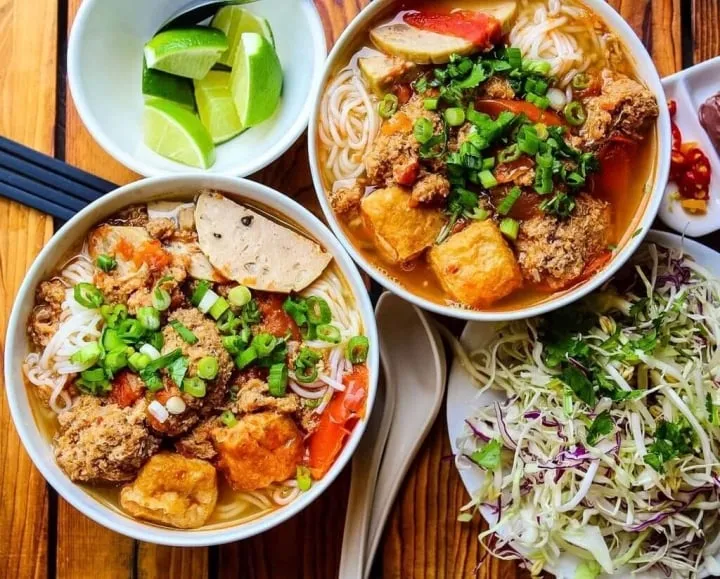 Bún riêu cua  món ăn sáng đặc trưng không thể bỏ qua tại Phương Mai
