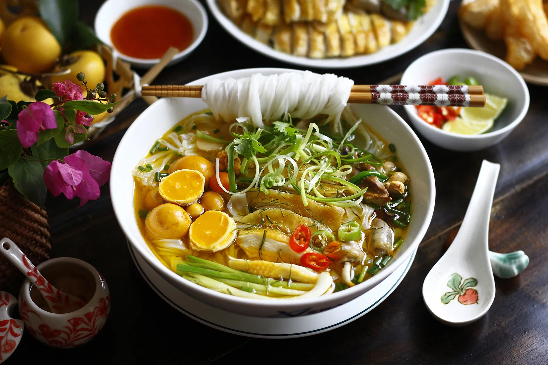 Sự kết hợp hoàn hảo giữa phở gà quẩy và các loại gia vị truyền thống