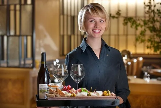 Đội ngũ nhân viên phục vụ tận tình luôn sẵn sàng hỗ trợ thực khách