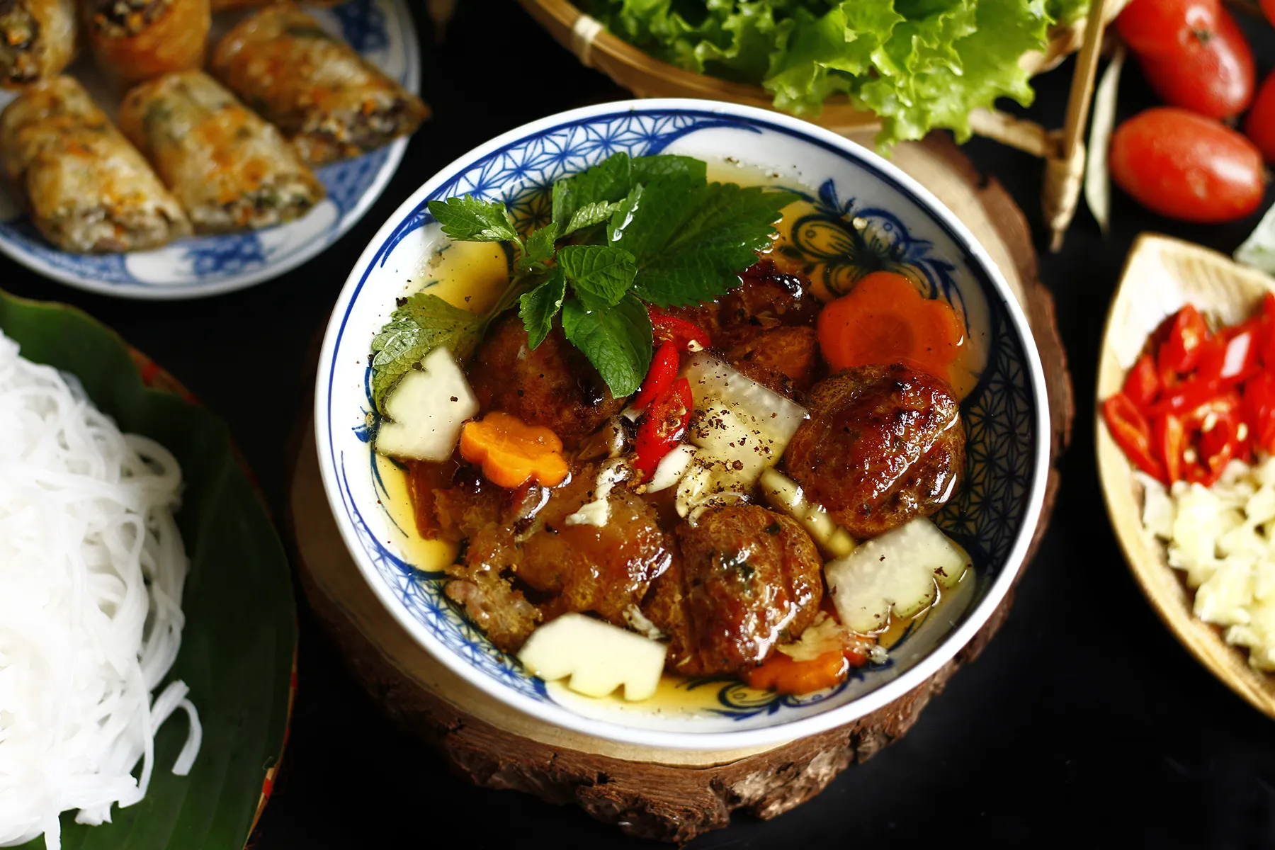 Bún chả nướng than hoa  món ăn mặn hấp dẫn không thể bỏ lỡ tại Chợ Khâm Thiên