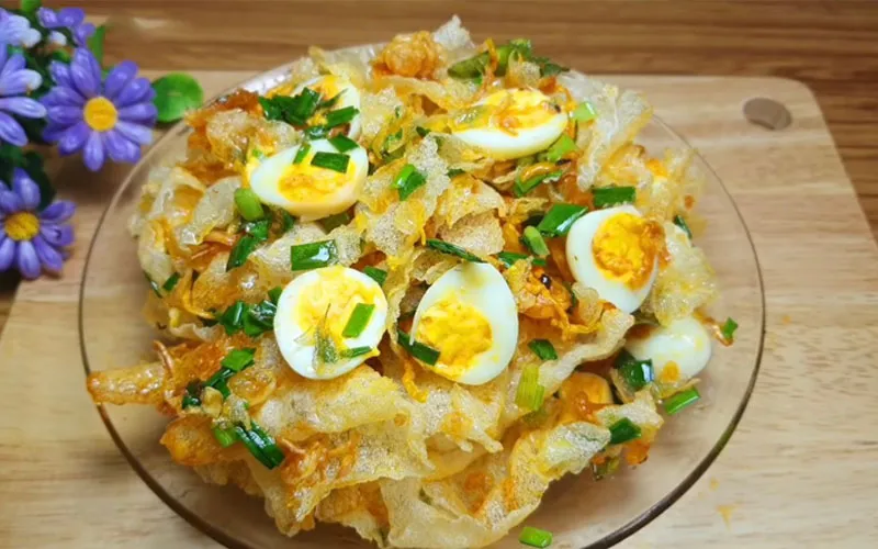 Bánh tráng trộn Chùa Láng là món ăn quốc dân của sinh viên khu vực này