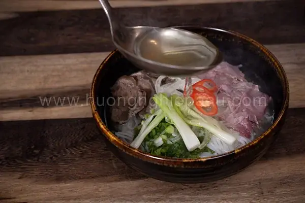 cach-nau-nuoc-dung-pho-bo-cef2f6 Nước dùng được ninh hoàn toàn từ xương bò nguyên chất tạo vị ngọt thanh tự nhiên