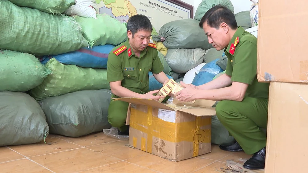 can-canh-cac-doi-tuong-trong-duong-day-san-xuat-thuoc-tan-duoc-gia-5-1705-7539-jpg Luôn kiểm tra kỹ hạn sử dụng và bao bì thuốc trước khi thanh toán vào ban đêm