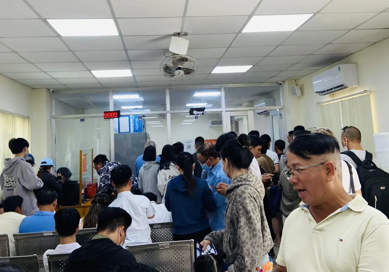 Người dân thực hiện các thủ tục hành chính tại điểm tiếp dân quận Đống Đa