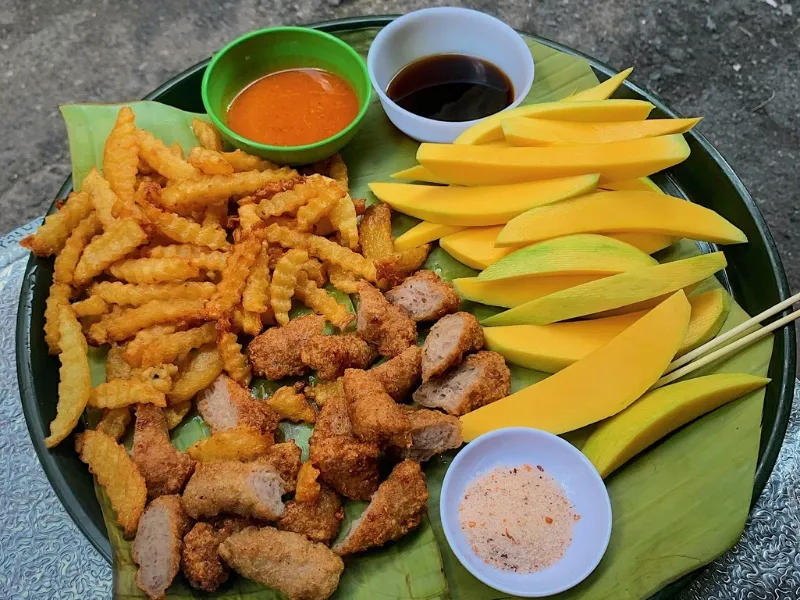 Combo nem chua rán và ốc luộc  bộ đôi hoàn hảo cho bữa quà chiều