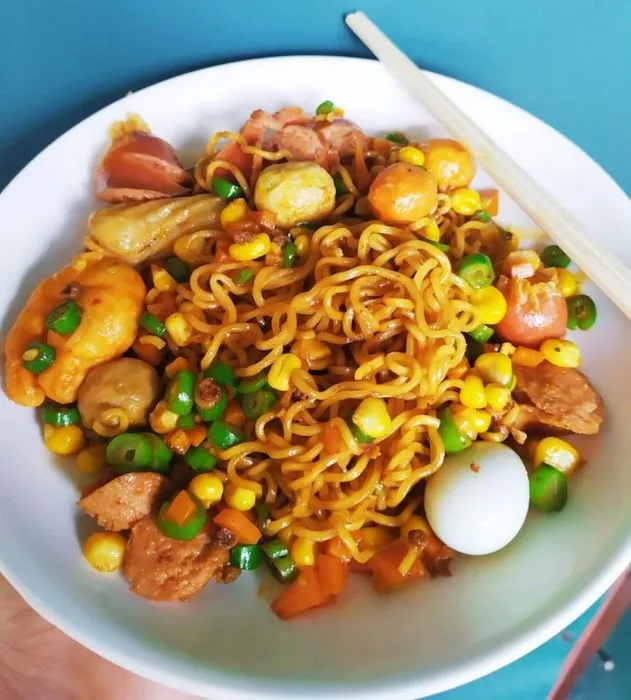 Mức giá bình dân giúp mì trộn Indomie trở thành món ăn yêu thích của học sinh sinh viên
