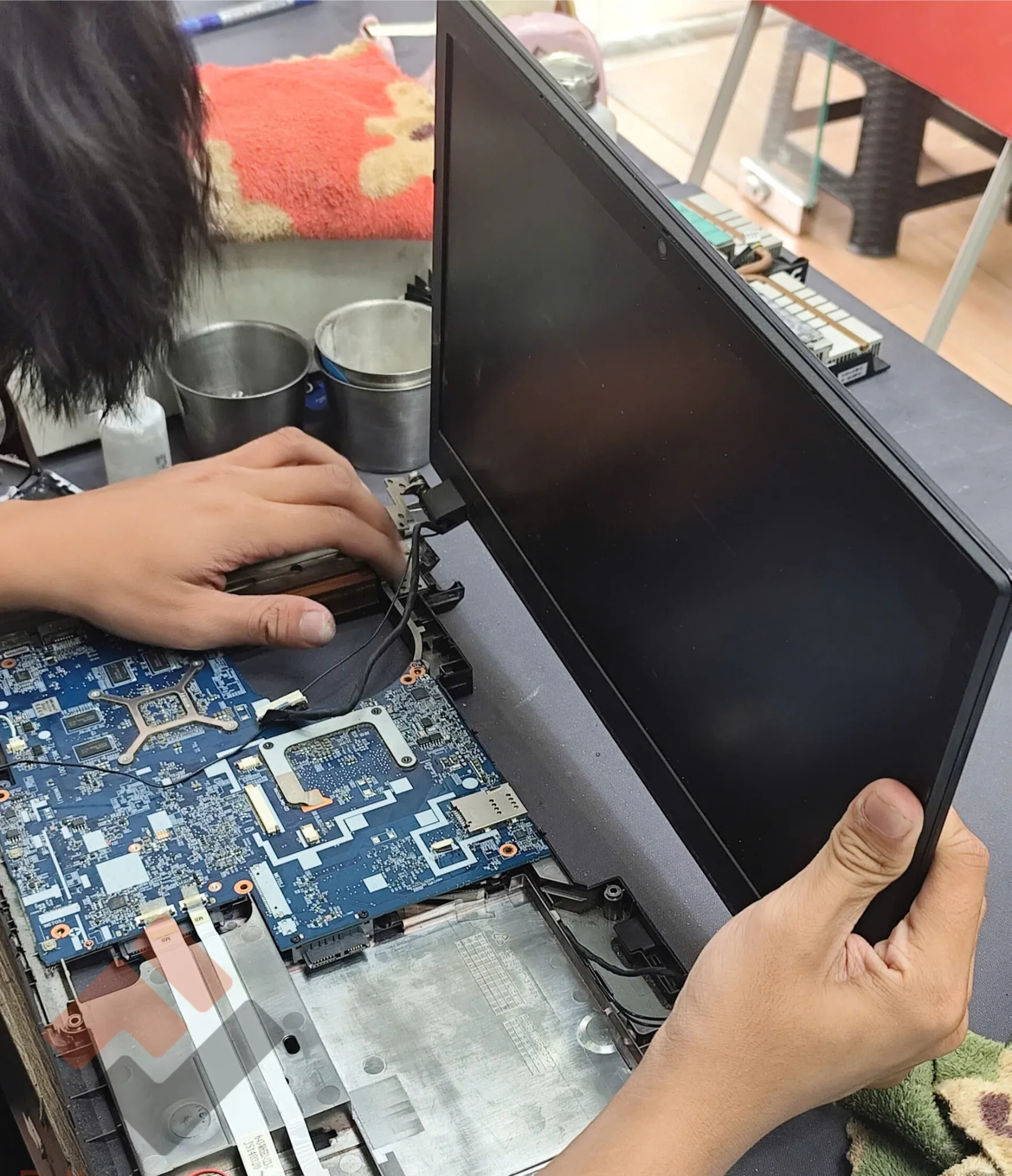 Quy trình sửa chữa minh bạch giúp khách hàng hoàn toàn yên tâm về linh kiện bên trong máy