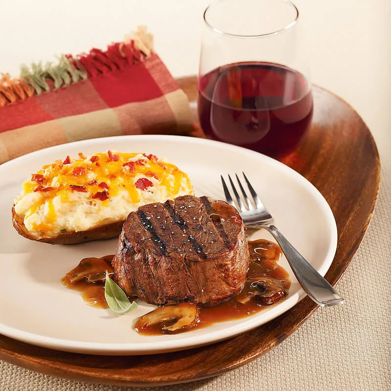 filet_mignon_on_plat-99b57de2d99f7f4fae90a334232f2e37 Món bít tết thượng hạng kết hợp cùng nước sốt đặc trưng và rượu vang