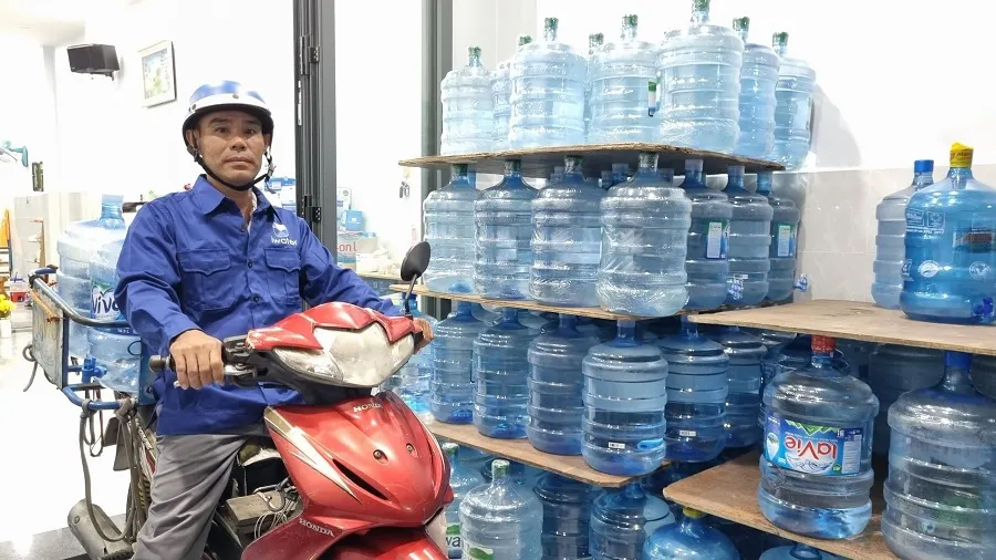 Đội ngũ giao nước chuyên nghiệp giúp tiết kiệm công sức và thời gian cho khách hàng