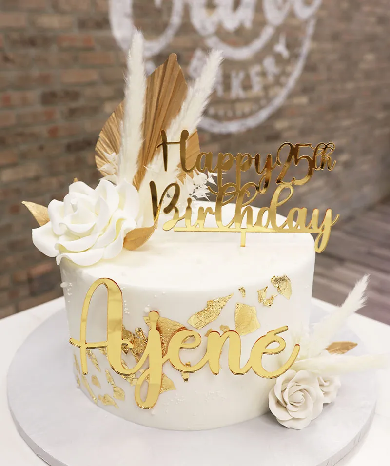 Vẻ đẹp sang trọng của bánh kem trang trí hoa tươi
