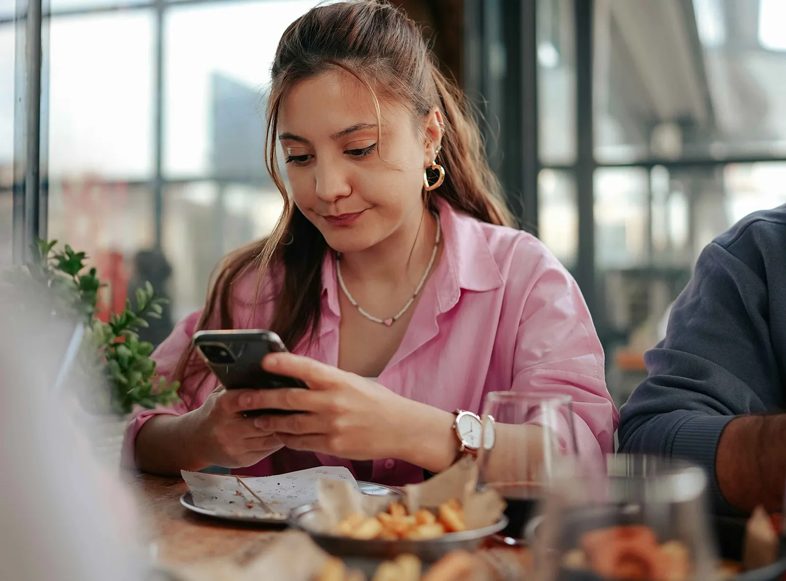how-to-respond-to-bad-restaurant-reviews-3000x4500-copy Sử dụng công nghệ để tìm kiếm và đánh giá quán ăn trước khi trải nghiệm