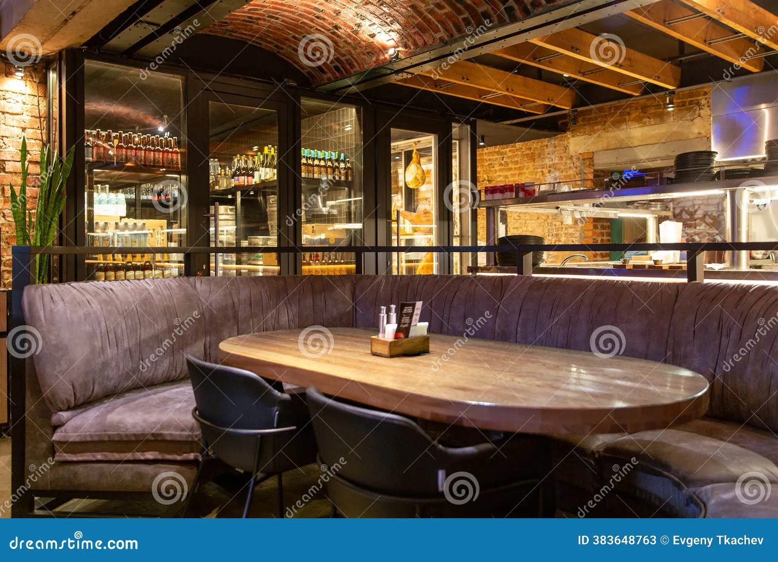 interior-cozy-classic-european-restaurant-383648763 Kiến trúc gỗ ấm cúng tạo nên không gian thưởng thức ẩm thực tinh tế