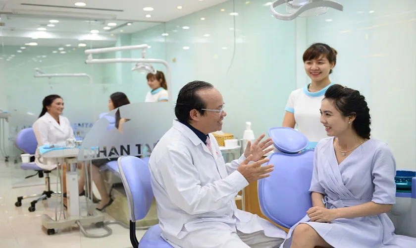 kham-rang-tu-van-mien-phi-tai-nha-khoa-nhan-tam-1 Sự tận tâm và chuyên môn cao của đội ngũ bác sĩ là yếu tố then chốt tạo nên niềm tin cho khách hàng