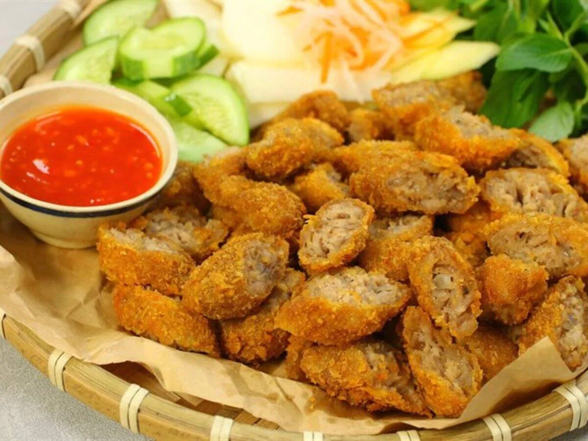 Lớp vỏ chiên xù tạo nên độ giòn đặc trưng của nem chua rán Đống Đa