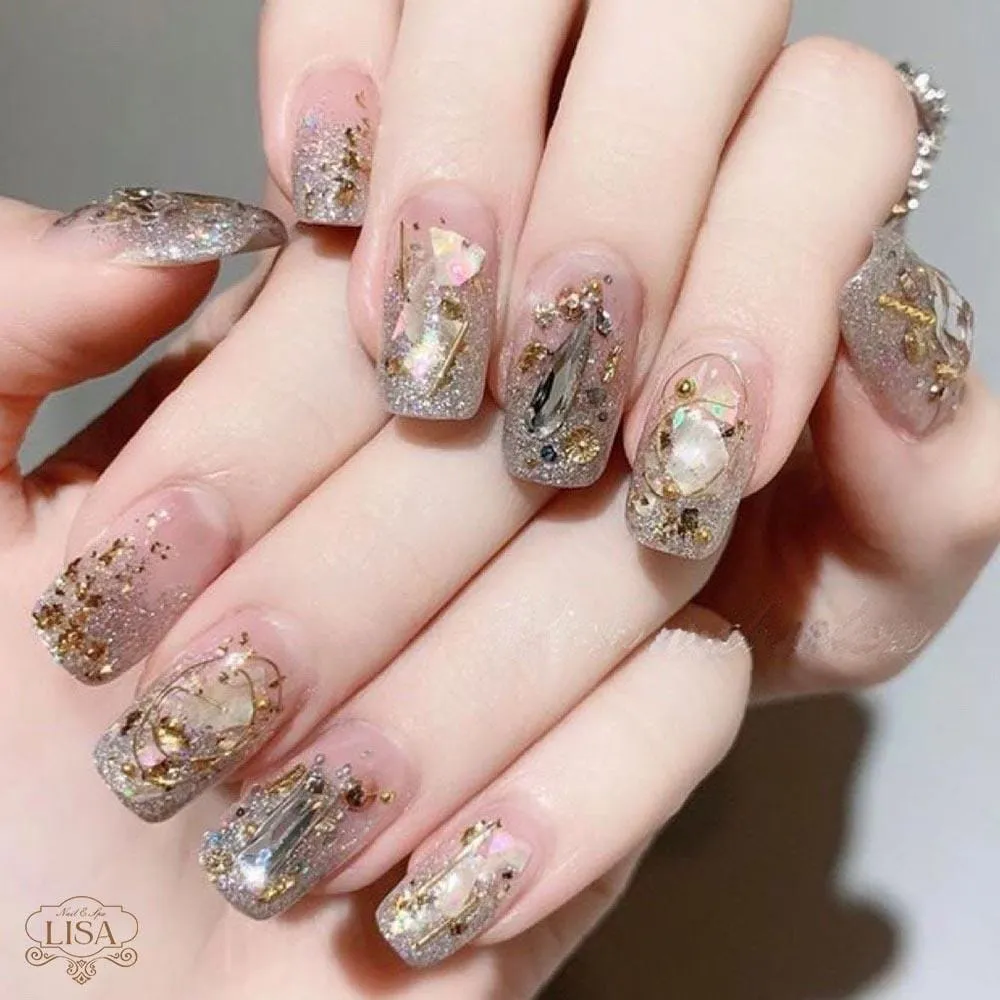 Nghệ thuật đính đá và xà cừ giúp bộ móng trở nên nổi bật và cuốn hút hơn