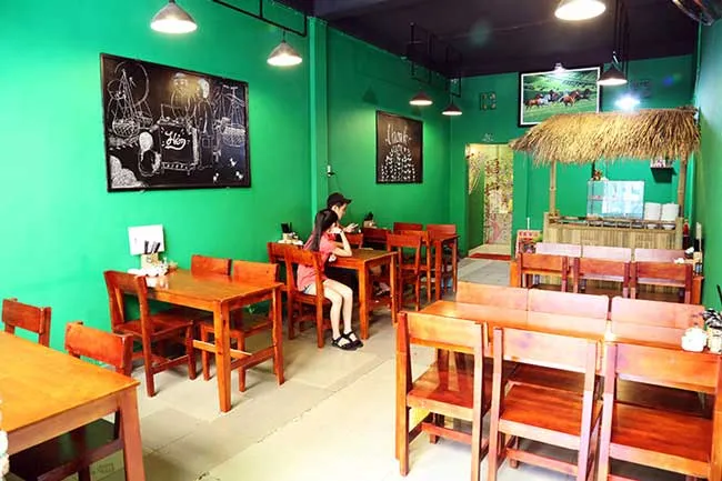 mau-thiet-ke-quan-banh-canh1 Không gian bên trong quán Bánh Canh Ghẹ 69 được thiết kế rộng rãi và chuyên nghiệp