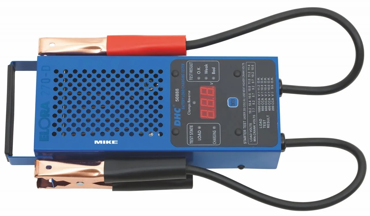 may-kiem-tra-binh-ac-quy-xe-elora-270-d Kỹ thuật viên sử dụng máy đo hiện đại để chẩn đoán chính xác tình trạng ắc quy