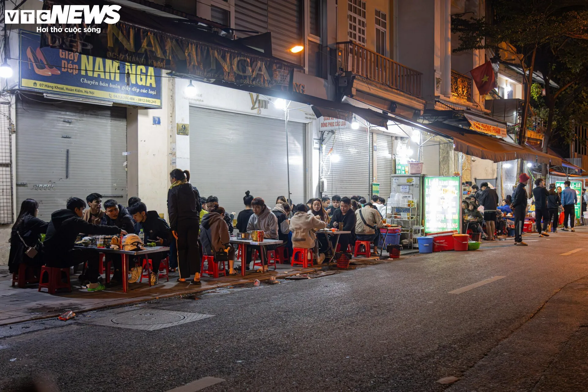 Không gian quán mì trộn vỉa hè nhộn nhịp tại khu vực Xã Đàn luôn thu hút đông đảo thực khách