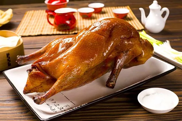 mon-vit-quay-bac-kinh Món vịt quay Bắc Kinh trứ danh với lớp da giòn rụm và màu sắc bắt mắt