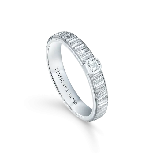 Nhẫn cưới kim cương hiện đại kết hợp khắc tên tạo nên vẻ đẹp đẳng cấp và duy nhất