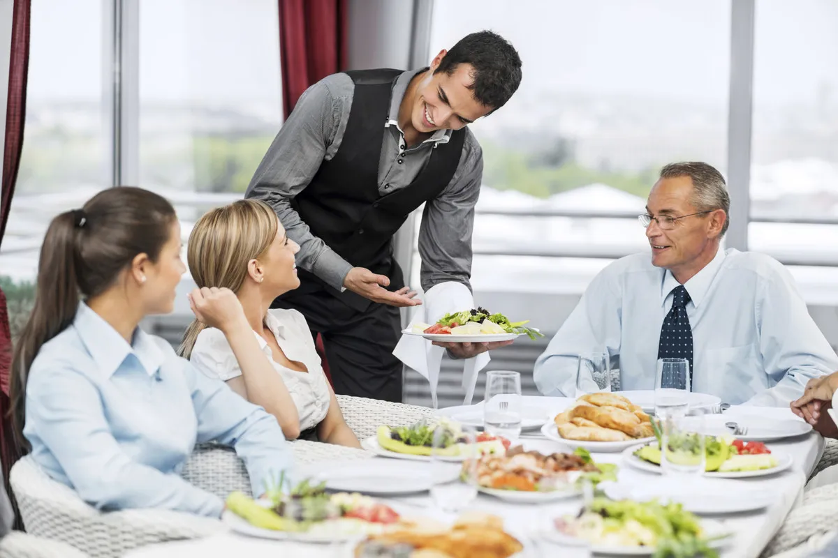 Sự nhiệt tình của đội ngũ nhân viên là điểm cộng lớn cho các quán nhậu tại Đống Đa