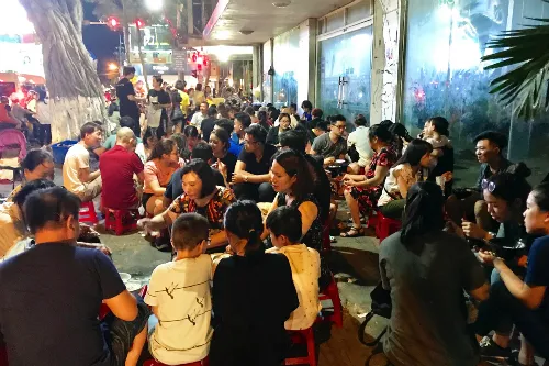 quan-che-sau-rieng-da-nang-duoc-giao-ra-ha-noi-ivivu-1 Thưởng thức chè sầu cùng bạn bè vào buổi chiều là trải nghiệm thú vị