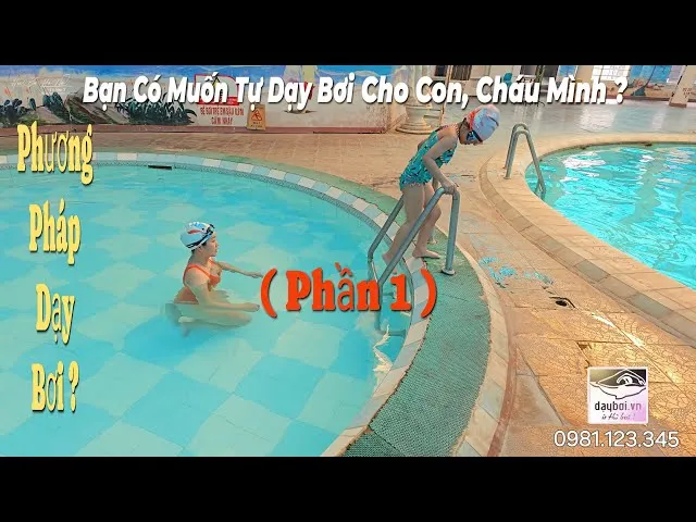 Sự hướng dẫn tận tình của thầy giáo giúp bé tự tin hơn dưới nước