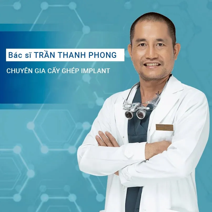 Bác sĩ chuyên khoa tư vấn chi tiết kế hoạch điều trị Implant cho khách hàng