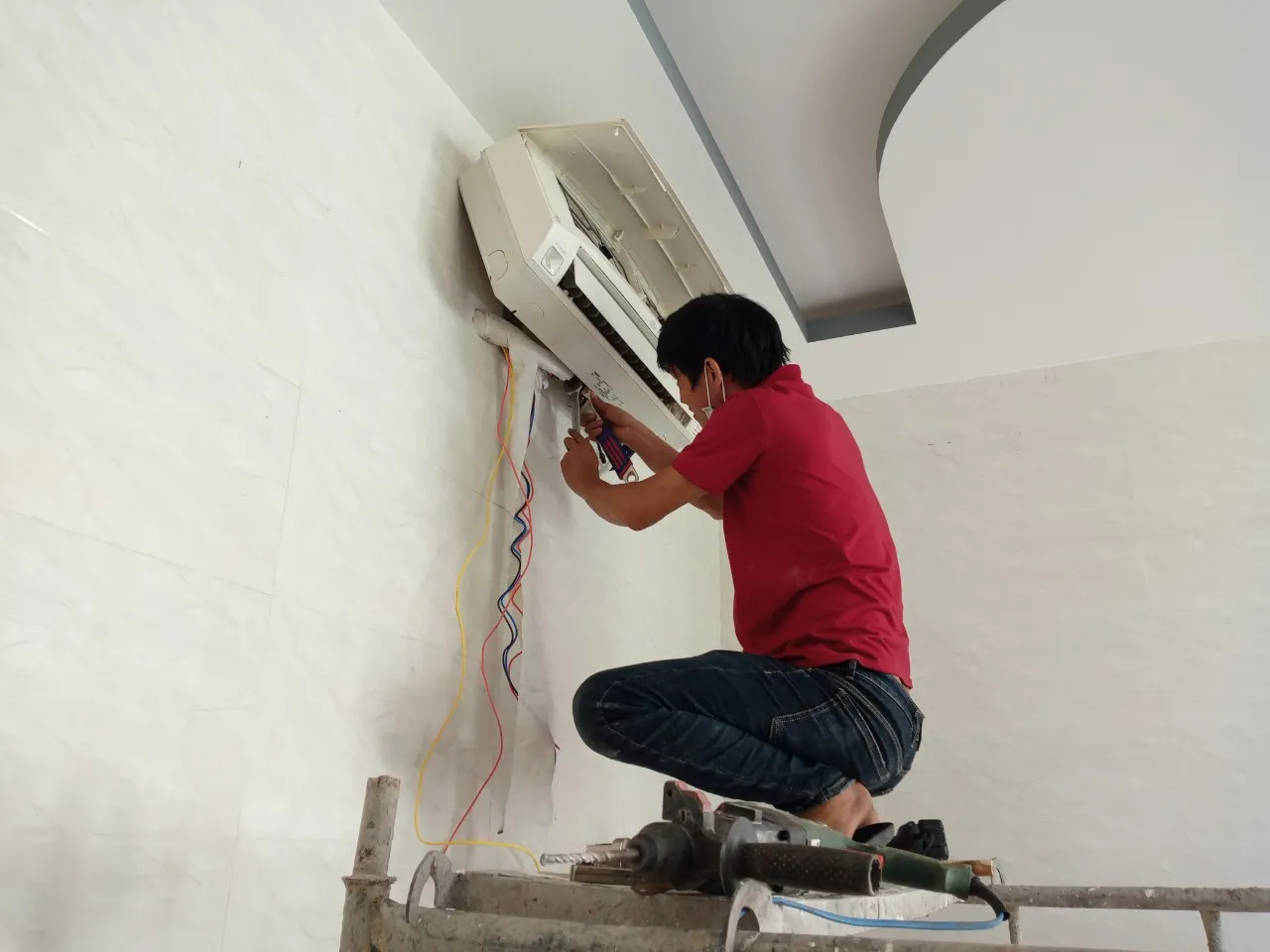 Đội ngũ kỹ thuật tay nghề cao giúp đảm bảo an toàn cho các thiết bị điện tử và nội thất