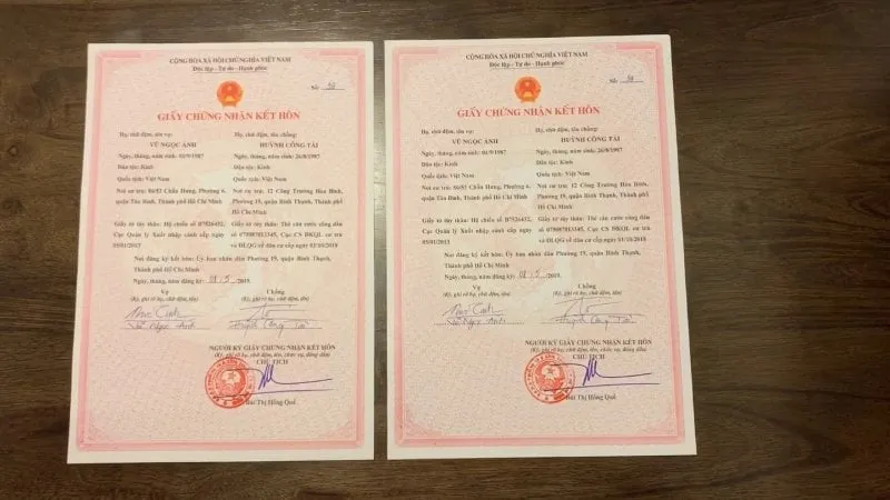 Cán bộ tư pháp phường Đống Đa hướng dẫn các cặp đôi ký sổ hộ tịch