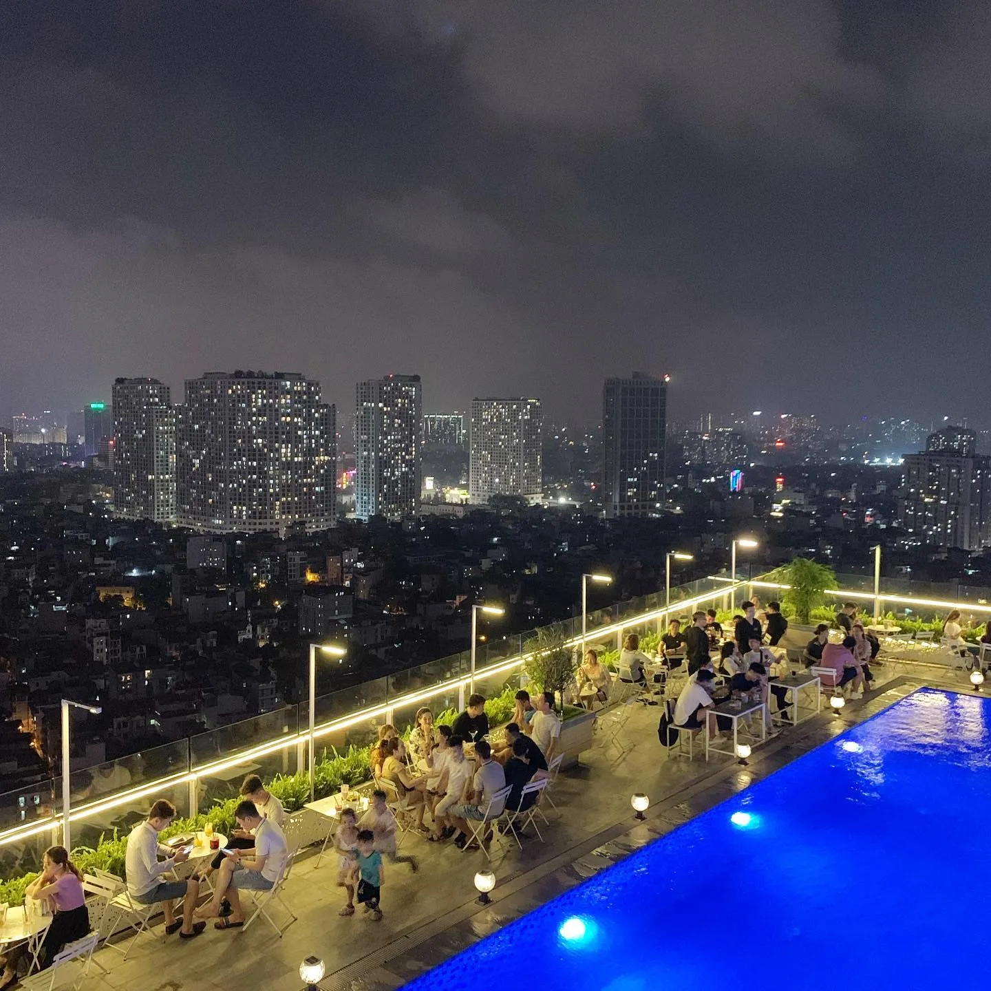 Tầm nhìn từ trên cao cực chill tại một quán cafe rooftop quận Đống Đa