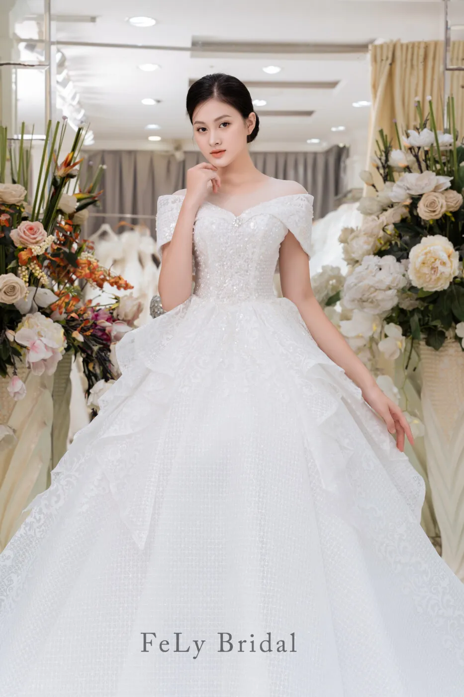 Chất lượng chất liệu và độ tinh xảo trong đính kết là tiêu chí hàng đầu khi chọn váy cưới